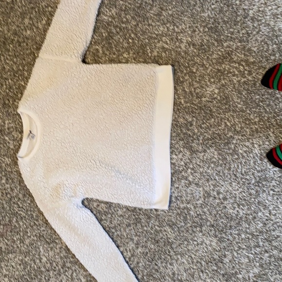 a comfortable white sweatshirt - Picture 1 of 2